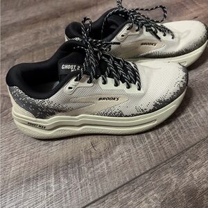 Brooks Ghost Max 2 Running Shoes in Cream and Black